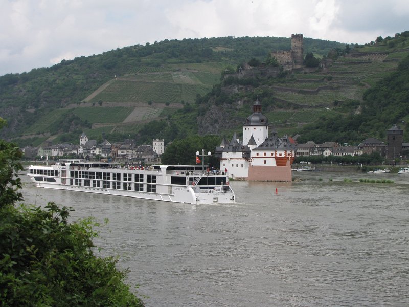 zollburg pfalzgrafenstein.jpg - Verder stroomafwaarts ligt nog een bouwwerk in de Rijn. Zollburg Pfalzgrafenstein diende ook om tol te innen. Op de achtergrond burg Gutenfels.